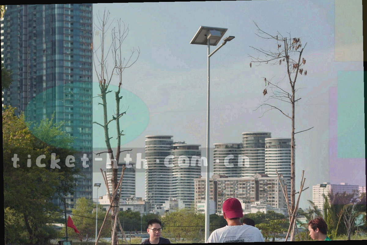 夜间灯光下的运营中心抽象建筑与数据屏幕